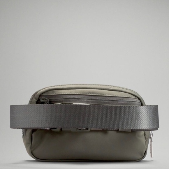 NWT Lululemon Everywhere Belt Bag Gray Sage - Picture 2 of 8